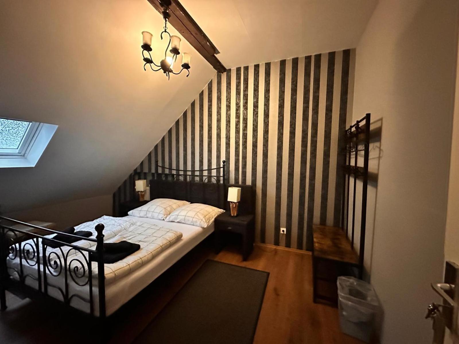 Adam's - Self Check-in & Only Private Hostel Dusseldorf